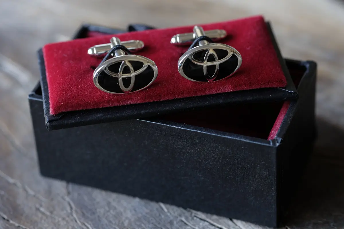 Gemelos Hombre - Logo Toyota 1