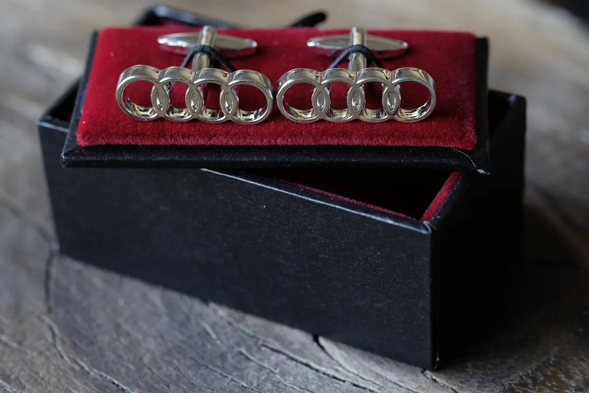 Gemelos Hombre - Logo Audi 1