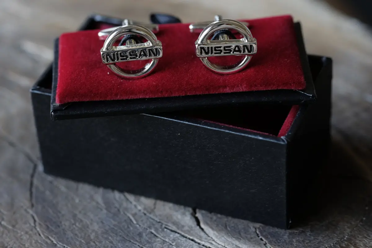 Gemelos Hombre - Logo Nissan 1