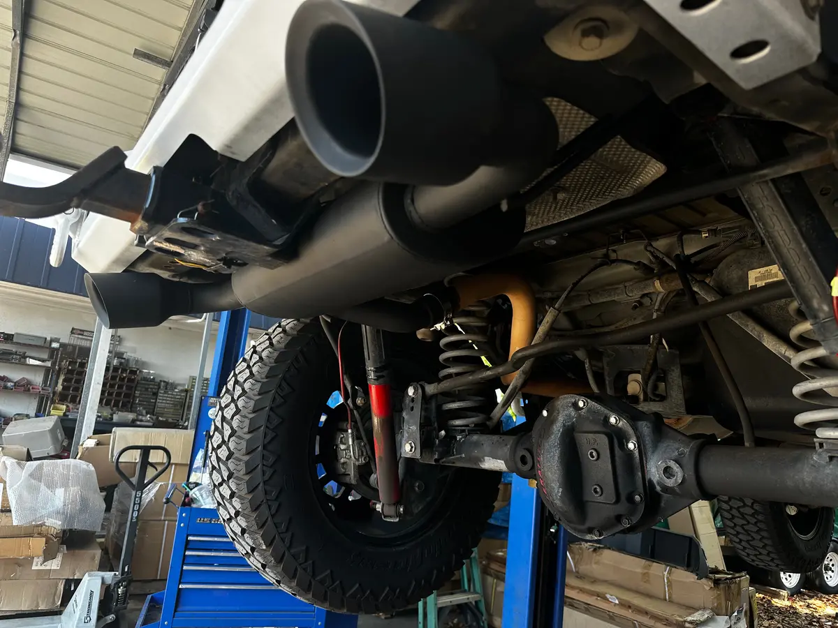Jl/Jlu Outlaw Axle-Back Exhaust System With Black Tips 1