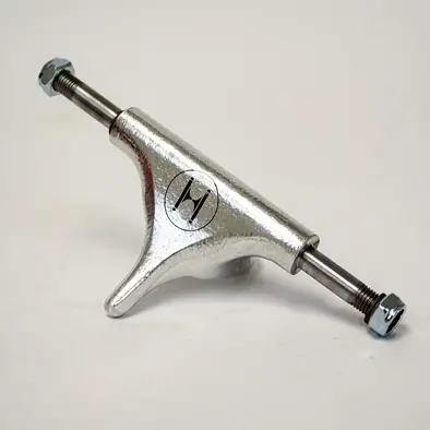 Suregrip Huck Low Silver Wide Skate Trucks 1