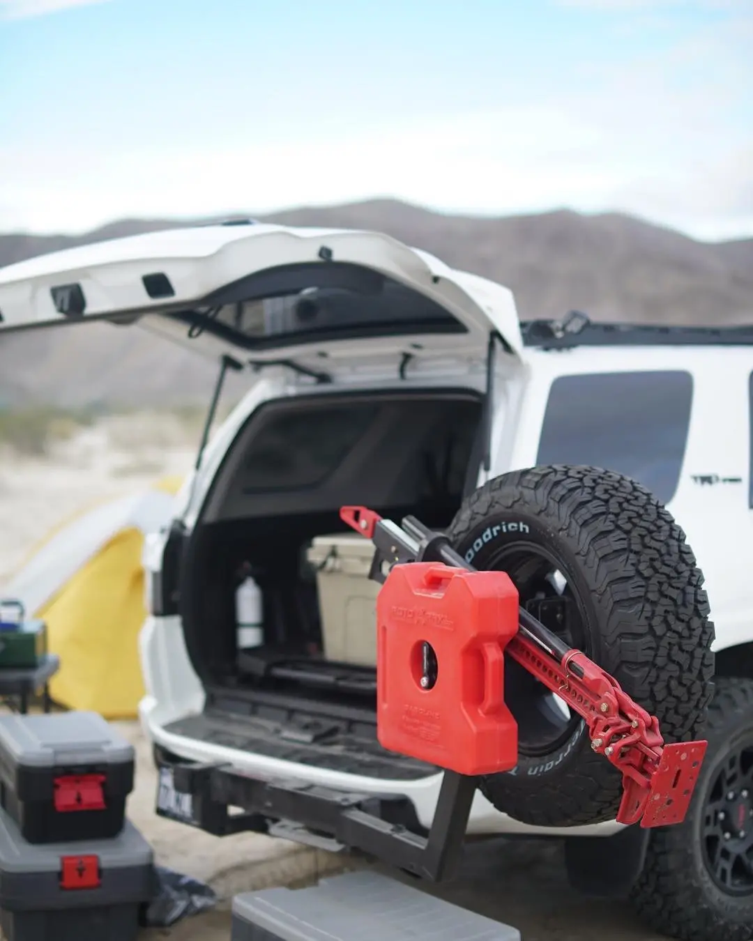 Hitchgate Solo Rotopax / Hi-Lift Mount 1